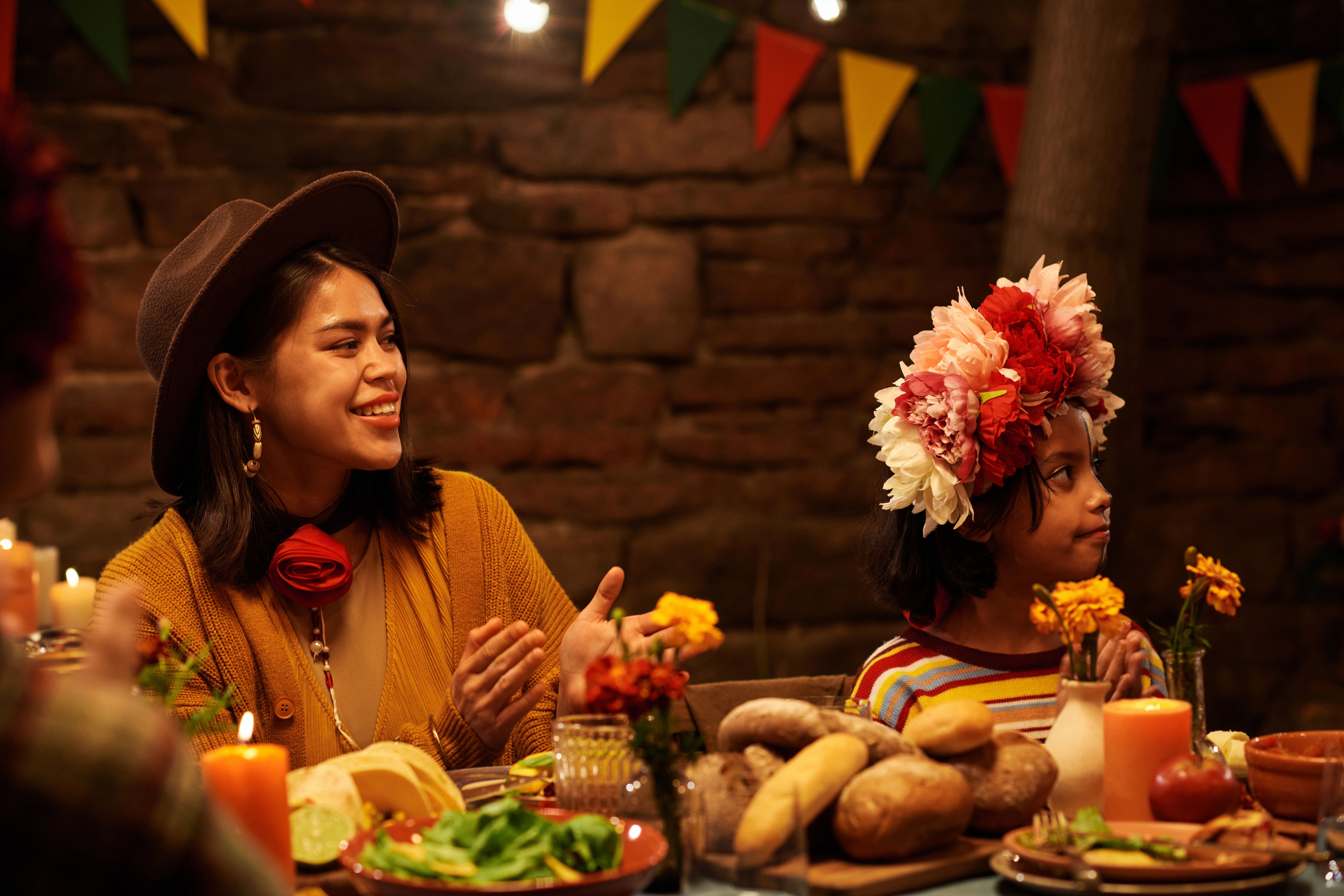 familia mexicana reunida disfrutando de una comida casera con recetas con jamón