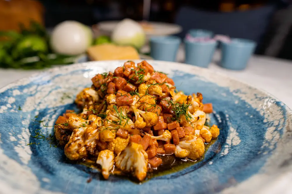 Coliflor Rostizada con Jamón al Chipotle